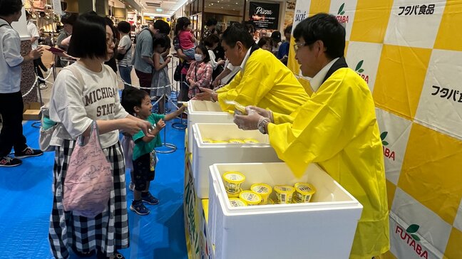暑さ続くなか…カップかき氷の無料配布イベントに行列　ロングセラー商品に昔からのファンの姿も　栃木・宇都宮市|TBS NEWS DIG
