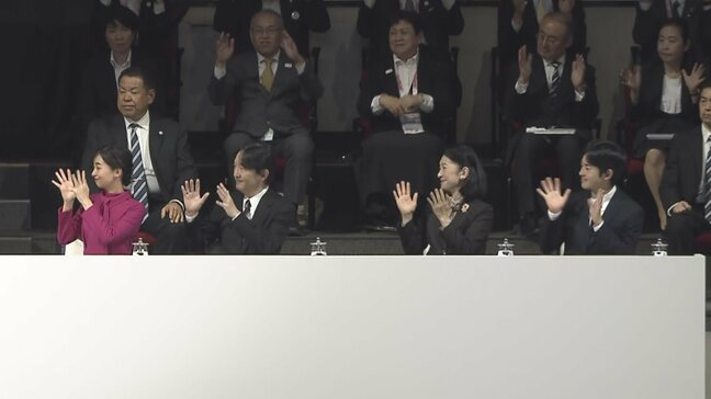 日本で初開催のデフリンピック開会式に秋篠宮ご夫妻、佳子さま、悠仁さま出席 大会メインカラー“桜色”にあわせた装い そろって手話で拍手も 東京体育館|TBS NEWS DIG