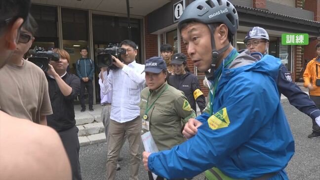 富士山 開山前に登山規制のリハーサル 富士山レンジャーが軽装の登山者を引き留め 今年はセルフレジ導入 山梨|TBS NEWS DIG