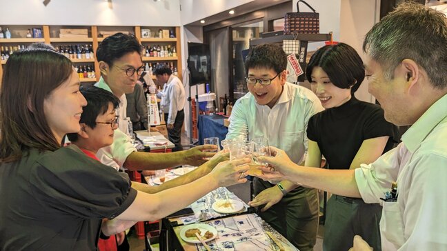 東京・新川で“角打ち”イベント 大分の秋の酒と名物おつまみ堪能…酒好きの男女集い大盛況 老舗酒店と八鹿酒造が初コラボ|TBS NEWS DIG