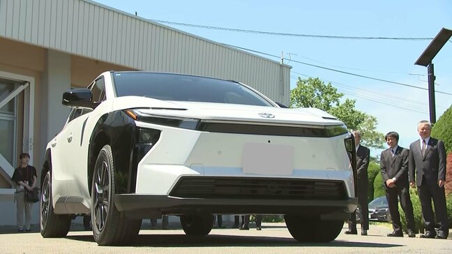「カーボンニュートラルの取り組みに役立てて」自動車販売会社が二戸市に電気自動車を寄贈 企業版ふるさと納税の制度を活用 岩手|TBS NEWS DIG