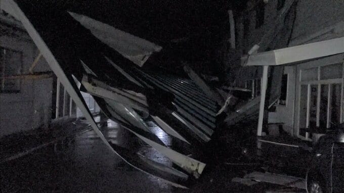 佐渡で13日夕方に突風か　建物の屋根が飛ぶなどの被害　40代男性がけが|TBS NEWS DIG