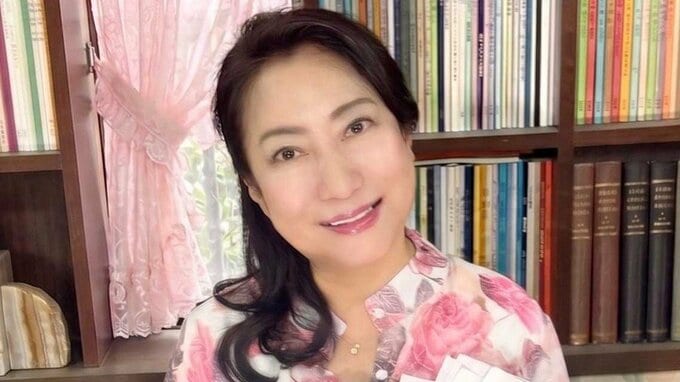 【 山村紅葉 】“サスペンスの女王”小説家デビュー「読んで“母の血”を感じていただければ、とても嬉しゅうございます」　母は“ミステリーの女王”推理作家・山村美紗さん|TBS NEWS DIG