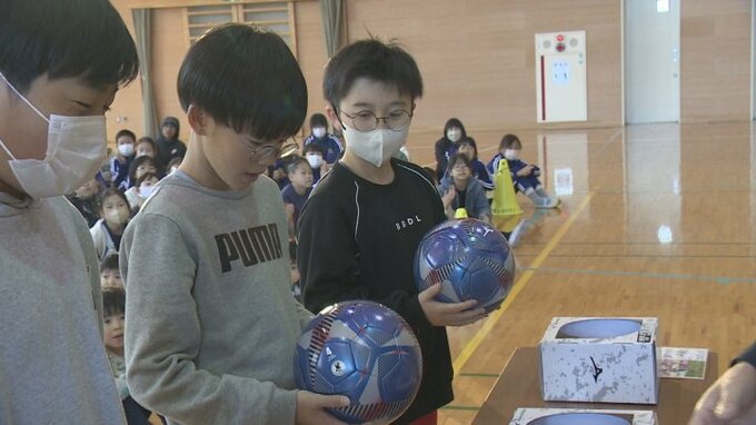 「サッカーに触れて」Jリーガー川﨑颯太選手（甲府市出身）　市内の小学校にサッカーボールを贈る|TBS NEWS DIG