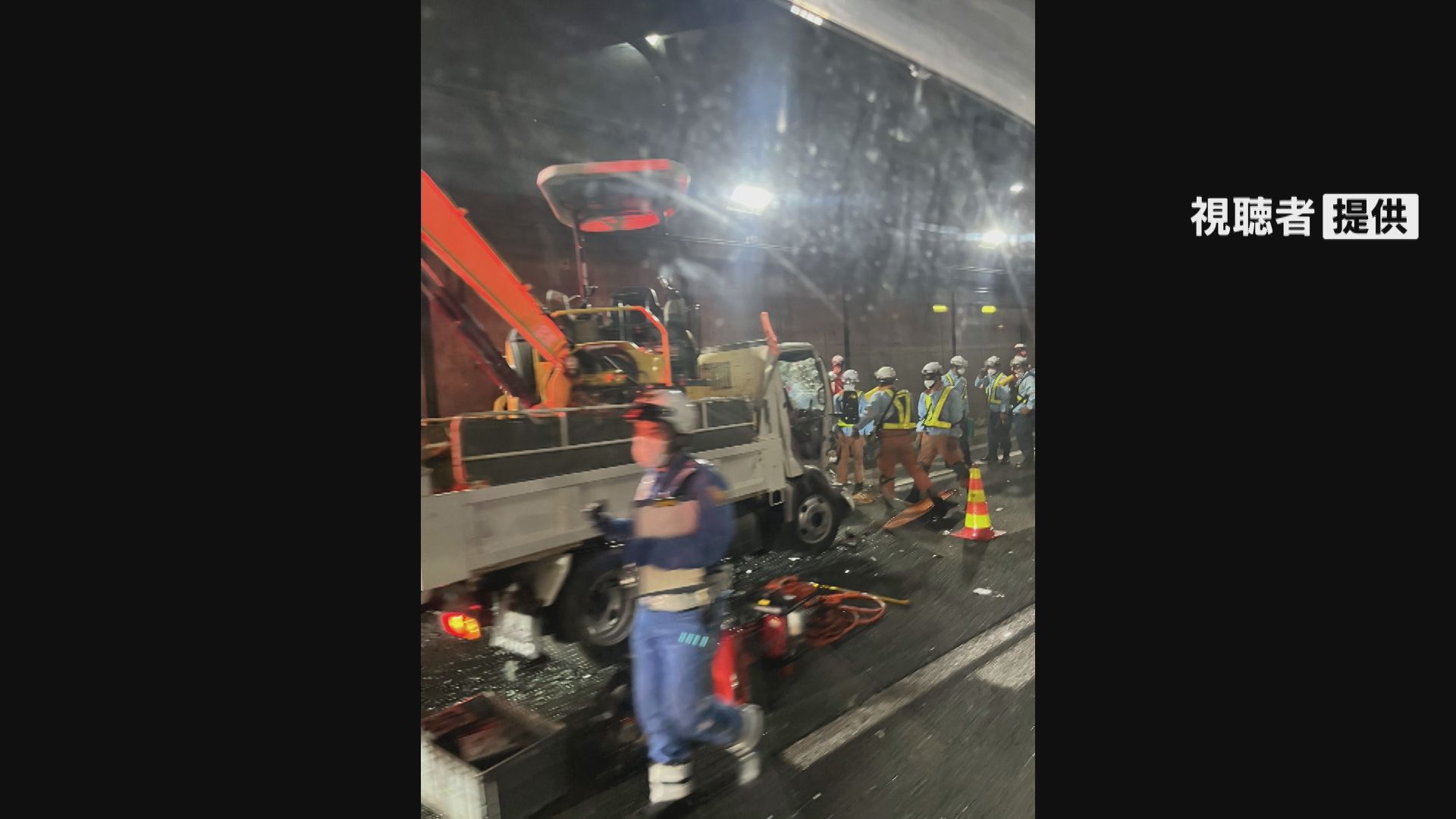トンネル内でトラックなど5台が絡む玉突き事故　男性1人が病院に搬送され男性2人が軽いけが　渋滞中の車列に突っ込んだか　名古屋の名二環