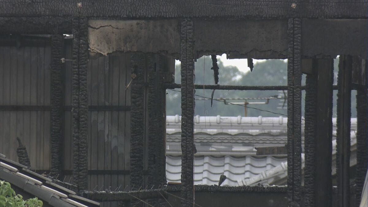 ｢家が燃えています｣ 住宅火災で1人暮らしの男性と連絡取れず 隣接する住宅2軒の一部も焼ける 岐阜･各務原市