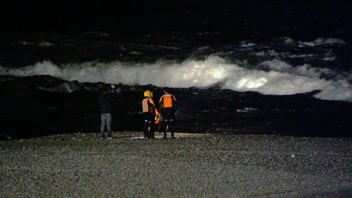 「流された！と声が聞こえライトが波間に消えた⋯」シラスウナギ漁の51歳男性、流され行方不明に　波が高く潜水士が潜れず、海上保安庁が夜通し捜索【高知・仁淀川 4日0:20時点】