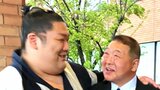 恩師との再開で表情緩む“令和のヒーロー” 帰省後の第一声は…「寒いですね。びっくりしました」 大相撲・尊富士が青森に帰省 偉業達成から1か月 | 青森のニュース│ATV NEWS│青森テレビ