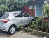 「歩行者が車と植え込みに挟まれている」高齢男性が運転の車が民家の植え込みに突っ込む 2人けがの模様=静岡・長泉町【速報】 | 静岡のニュース | SBSNEWS | 静岡放送