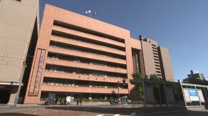 靴に仕込んだカメラを女性のスカートに差し入れたか 広島市立小学校教諭の男(27)を逮捕 「盗撮などは絶対にしていません」と容疑否認 広島|TBS NEWS DIG