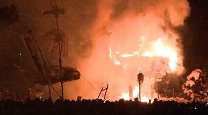 高さ10メートル超す社殿巡る炎の攻防戦 村人を熱くする「野沢の道祖神