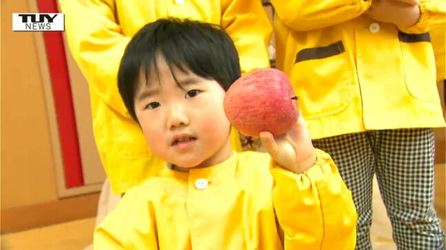 手からこぼれおちそうなほどの大きさ！ 地元で採れた旬のリンゴが園児へ（山形・東根市）|TBS NEWS DIG