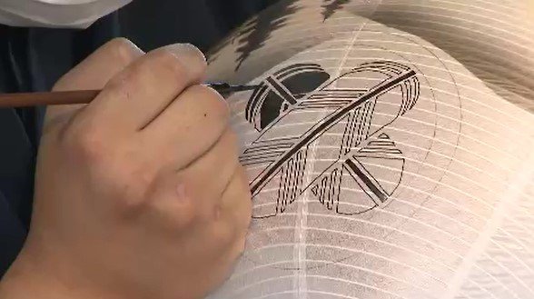 盆提灯のデザイン「多様化」和室だけでなく洋室にもなじむような「色鮮やかな商品」ライフスタイルの変化に伴い…夏のお盆に向けて長野・佐久市で提灯に家紋入れる作業が最盛期|TBS NEWS DIG