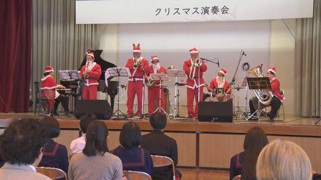 「サンタさんにびっくり」 津堅島にサンタがやってきた! 素敵な音楽のプレゼントも|TBS NEWS DIG