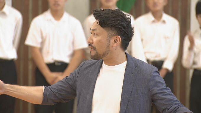 元劇団四季の劇団員・中井智彦氏が中学校で音楽の出前授業「歌詞に思いを込めて歌って」|TBS NEWS DIG