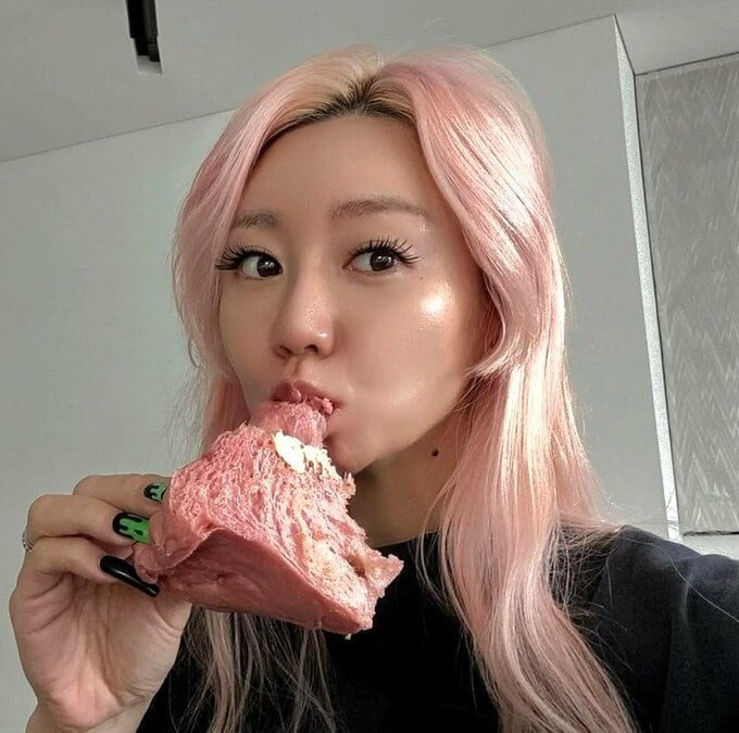 【 倖田來未 】 「髪色と同じ色のふわっふわのいちごブレッドと　ネイルと同じ色のキウイ」　もぐもぐショットに反響　「かわいすぎるんだからーーー！！！！♥」|TBS NEWS DIG