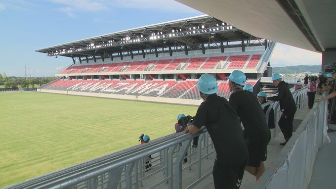 来季から“本拠地”に ツエーゲン金沢の選手らが「金沢スタジアム」を視察　|　石川県のニュース｜MRO北陸放送