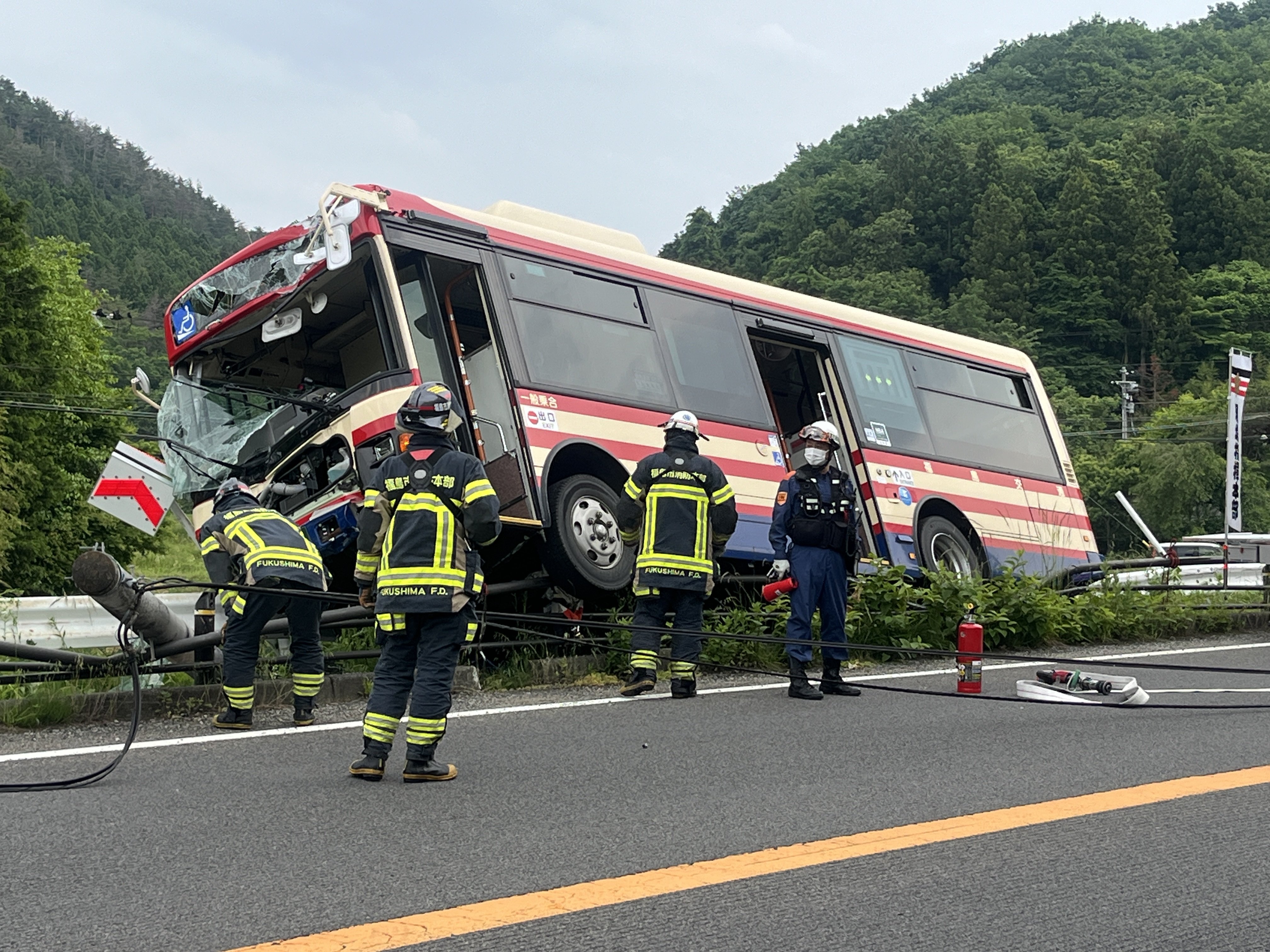 路線バスが反対車線のガードレールや電柱に衝突…乗客の70代女性が軽傷