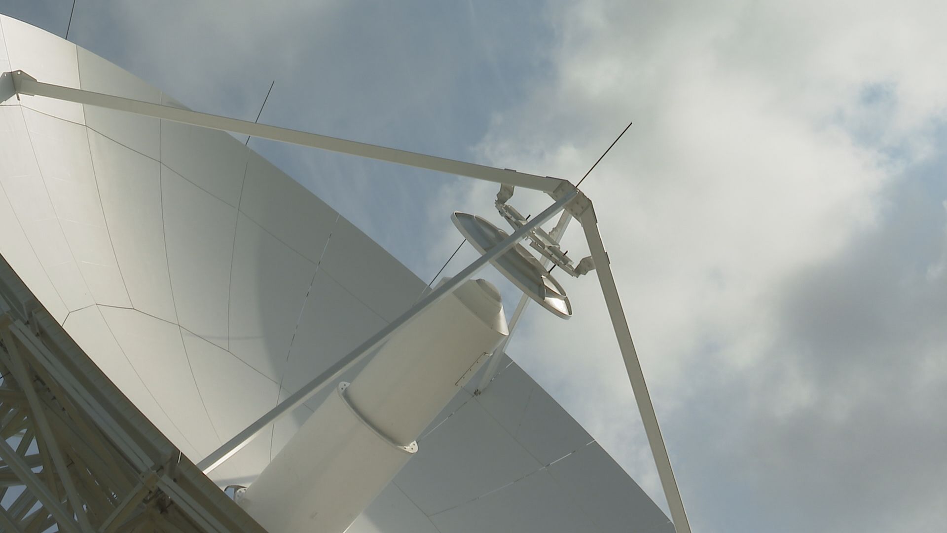 国内最大級のパラボラアンテナお披露目 福井工大 宇宙飛行士・毛利衛