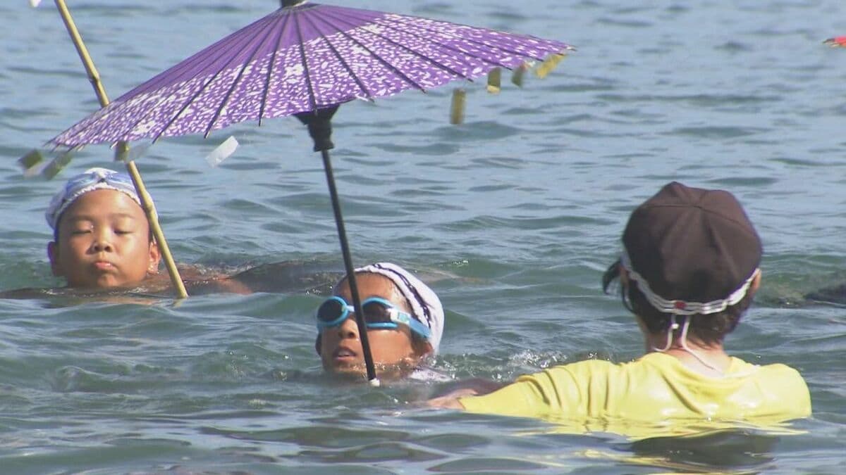 200年続く伝統の立ち泳ぎ「臼杵山内流」海面すれすれで振る大旗　県無形文化財の古式泳法を子どもたちが披露