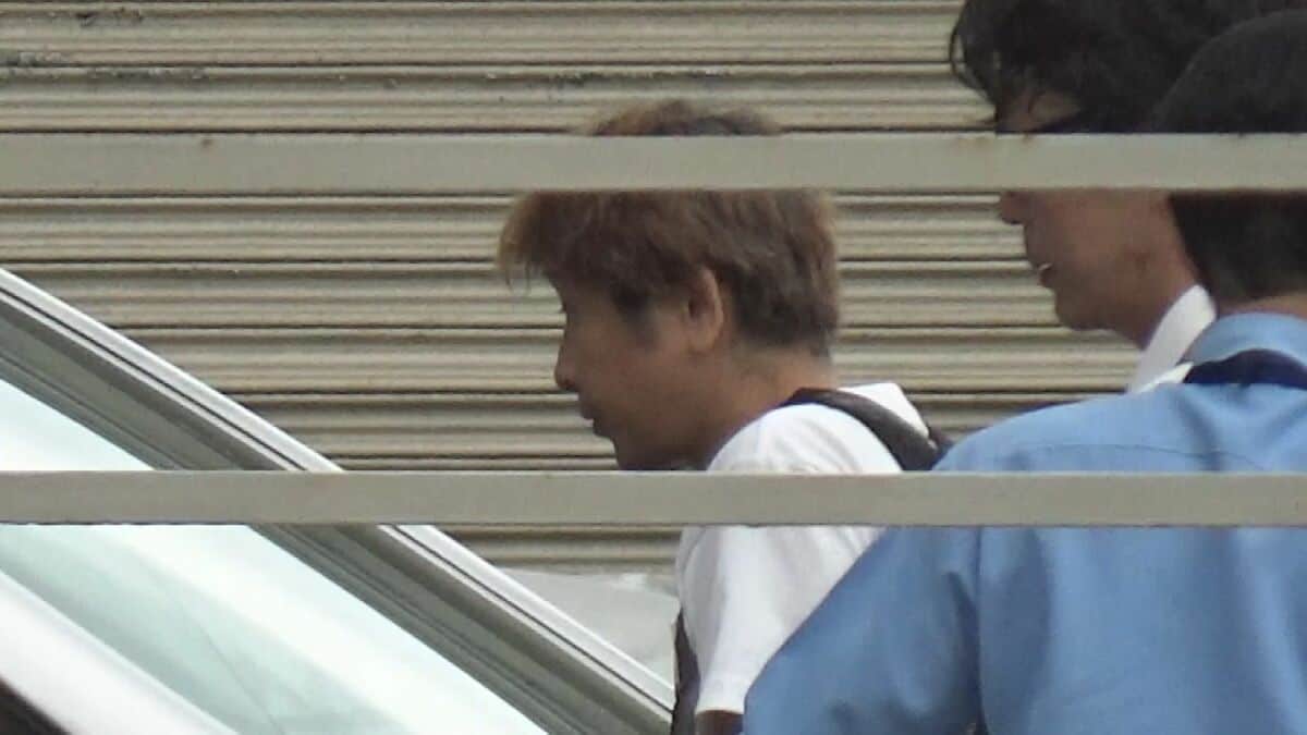 “MEGAドンキ”でレギンス1着を盗み…ボンネットにしがみつく店員を振り落としケガさせた疑い 40代の男女2人を逮捕 防カメが捕らえた一部始終