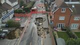 イギリス・ロンドン近郊で道路陥没　穴は長さ20メートルに|TBS NEWS DIG