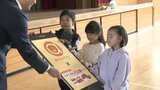 「新しい冒険楽しんでください」小学1年生約8800人に“パスポート”贈呈 提示で土日祝日に伊予鉄グループの電車やバスの利用が無料に 愛媛 | 愛媛のニュース - Nスタえひめ|あいテレビは6チャンネル