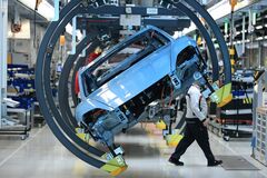 ポルシェ、2030年までにドイツで1900人人員削減へ－ＥＶ不振響く| TBS CROSS DIG with Bloomberg
