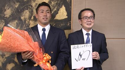 高松商・浅野翔吾選手「やっとサインが完成」背番号「51」入りの色紙を