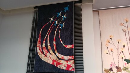 あなたの顔に似た鬼を探してみて」手縫いで作った鬼の顔の布絵を集めた