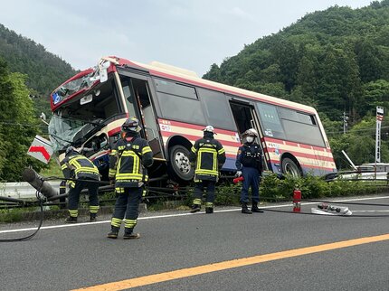 路線バスが反対車線のガードレールや電柱に衝突…乗客の70代女性が軽傷