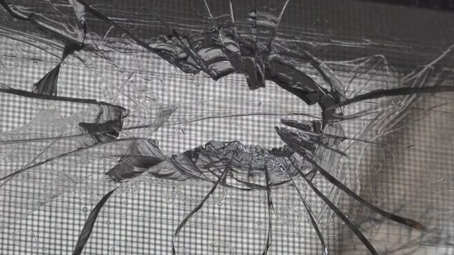 「一歩間違えていたら自分の頭に当たっていた」民家寝室の窓ガラスが割れ、天井裏から銃弾1発　狩猟などで誤射か　山梨・大月市|TBS NEWS DIG