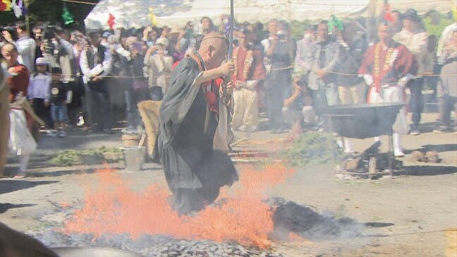 山伏の衣装を着て焼けた護摩木の上を裸足で駆け抜ける伝統の儀式「火渡り修行」　甲州市・放光寺|TBS NEWS DIG