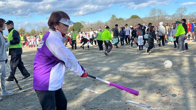 ソフトボール普及イベントで約350人が1万本のノックに挑戦 元日本代表監督の宇津木さんがU字工事に厳しいノック浴びせる 警察は来場者に闇バイト啓発|TBS NEWS DIG
