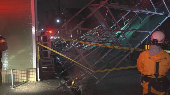 強風の影響か？雑貨店に隣接する“足場”倒壊…けが人なし・金沢市|TBS NEWS DIG