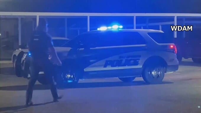 米ミシシッピ州で銃撃事件　4人死亡、12人けが　18歳の男が事件に関与か