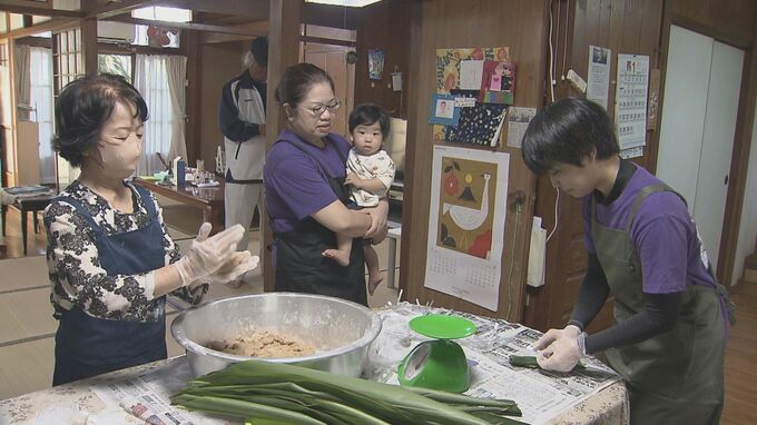 “慌てつつも心を込めて”4世代で迎えた初ムーチー　ひ孫のために曽祖母（82）が家族を率いてムーチ―作り|TBS NEWS DIG