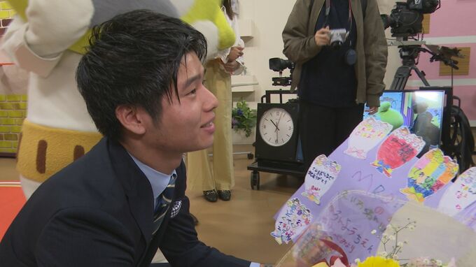 『いつもお仕事おつかれさまです』メロン幼稚園のこども達から感謝の花束|TBS NEWS DIG