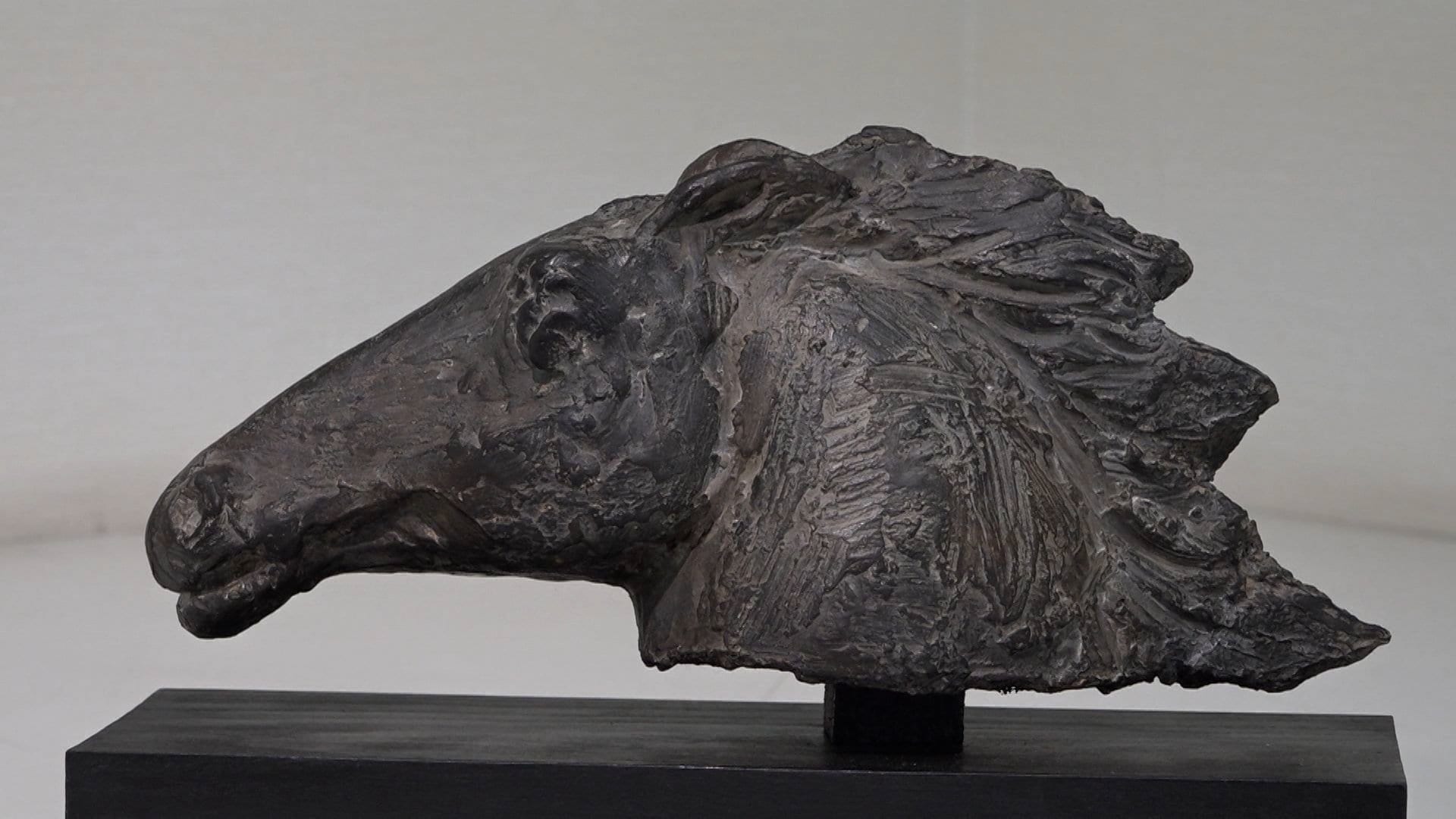 黒い象の彫刻 日展で内閣総理大臣賞の受賞経験もある上田久利さんの作品展 漆を使っ