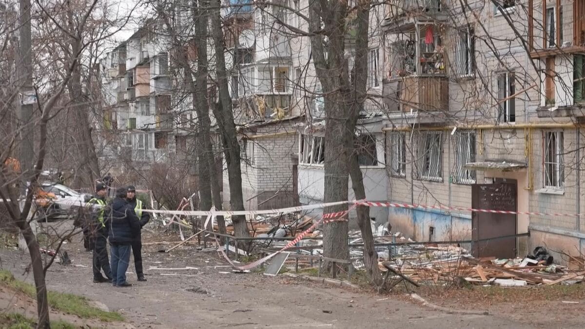 ウクライナにロシアによる大規模攻撃 3人死亡 エネルギー施設攻撃で