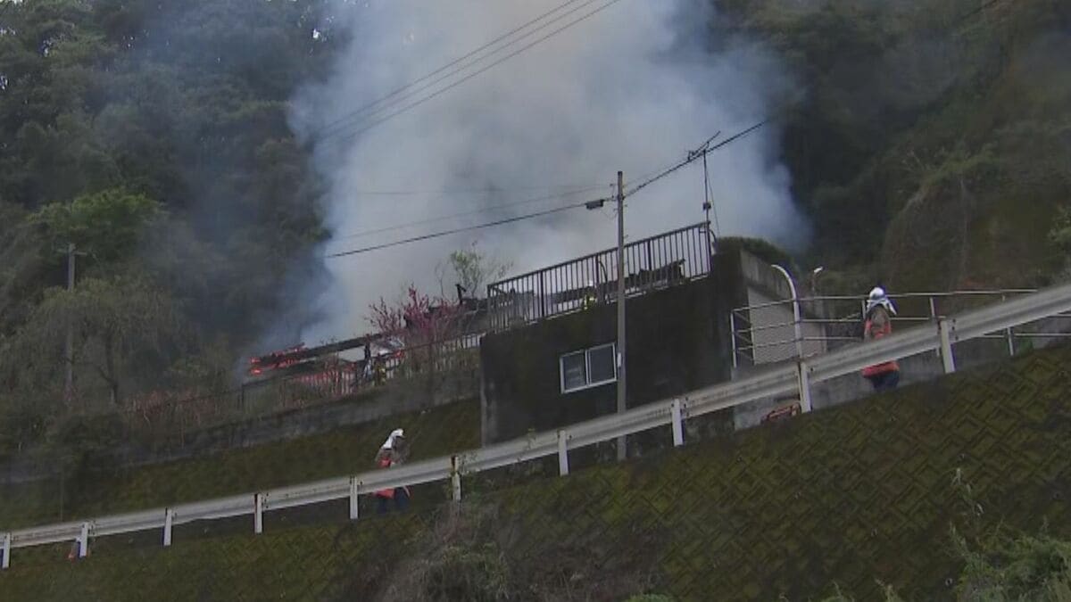 「木造平屋の住宅から黒煙が出ている」鹿児島市小野で住宅火災　現在も消火活動続く