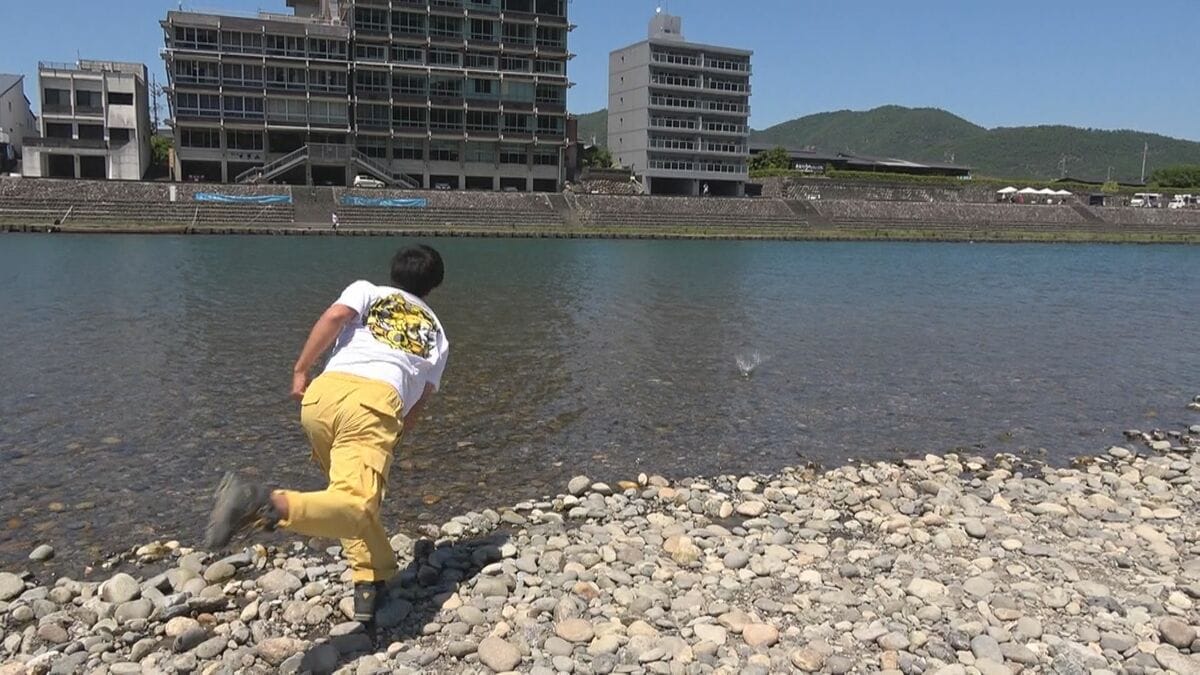 岐阜･長良川で｢水切り大会｣ “真夏日”のなか真剣勝負 全国から131人参加 気に入った石を投げ…最高成績は｢名人の部｣で出た16回！