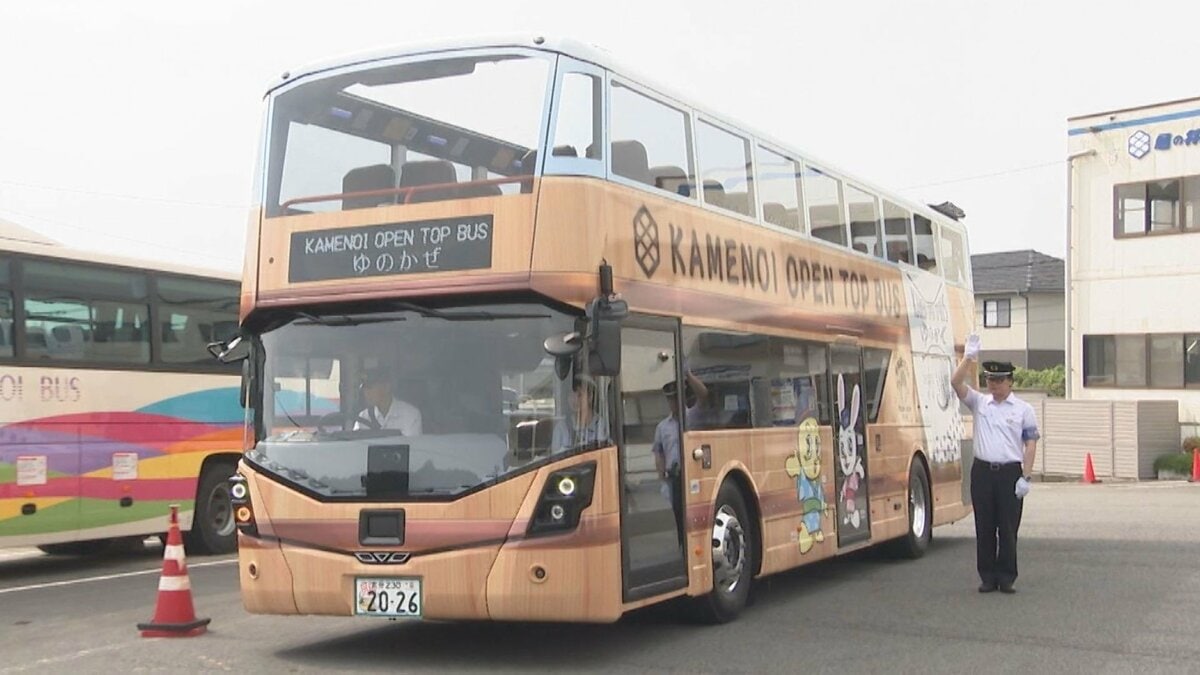 屋根を開放した県内初の2階建て観光バスが運行スタート