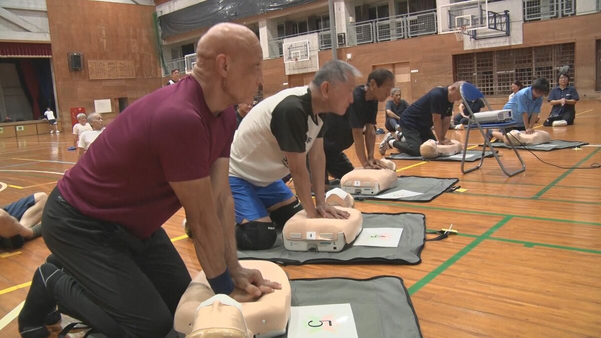 バスケのシニアチームが緊急時の心肺蘇生法を学ぶ　沖縄市