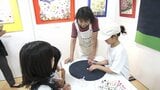 カラフルなタイルを使って個性豊かな作品を　岡山市在住の童画家・中山忍さんとモザイク画を作るワークショップ開催【岡山】|TBS NEWS DIG