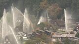 世界遺産の合掌造り集落を包み込む幻想的な“水のカーテン” かやぶき屋根を延焼から守る一斉放水訓練　 　|　名古屋・愛知・岐阜・三重のニュース【CBC news】 | CBC web