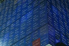 日経平均500円安の場面、円高と金利低下で輸出や金融セクターに売り| TBS CROSS DIG with Bloomberg