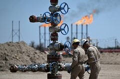 原油は薄商いで方向感欠く、WTI82ドル台－ホルムズ協議の進展見極め| TBS CROSS DIG with Bloomberg