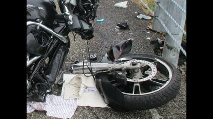 高速道路でツーリング中の1700㏄大型バイクがガードロープに衝突