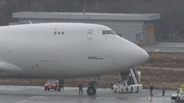 飛行中にトラブル「コックピットの窓にひびが入った」米アトラス航空のボーイング機が緊急着陸　中国江蘇省からアンカレッジへ向かう途中　新千歳空港|TBS NEWS DIG